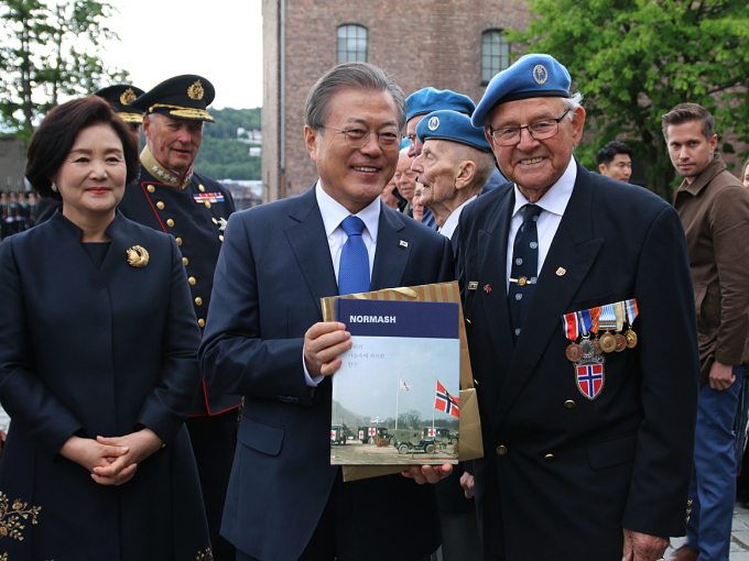 President Moon and First Lady Kim greeted veterans of NORMASH. Photo: Sara Svanemyr, The Royal Court.